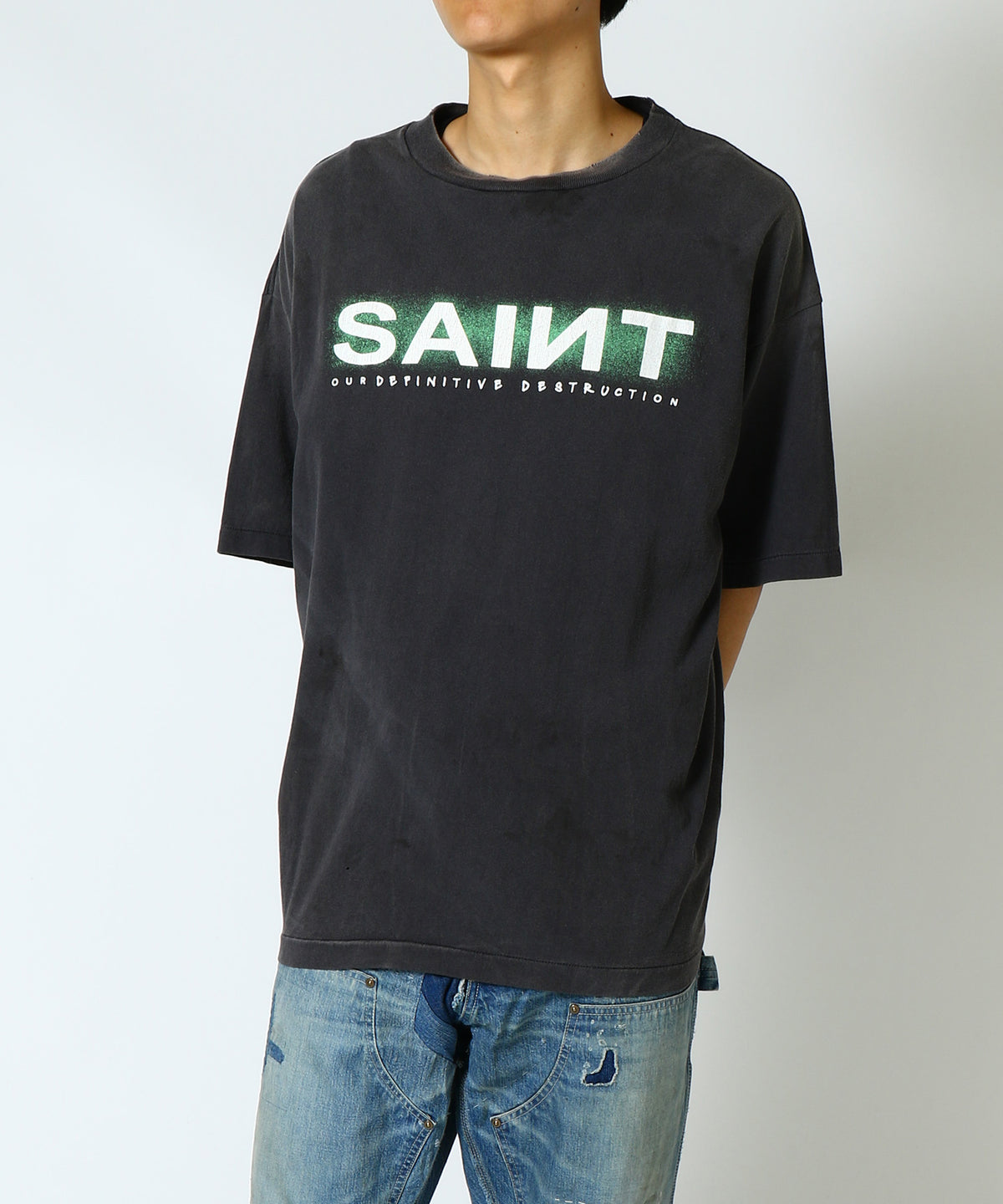 FIGURE男性スタッフ(身長184cmによる「SS TEE / SAINT」(サイズXL)の着用画・正面