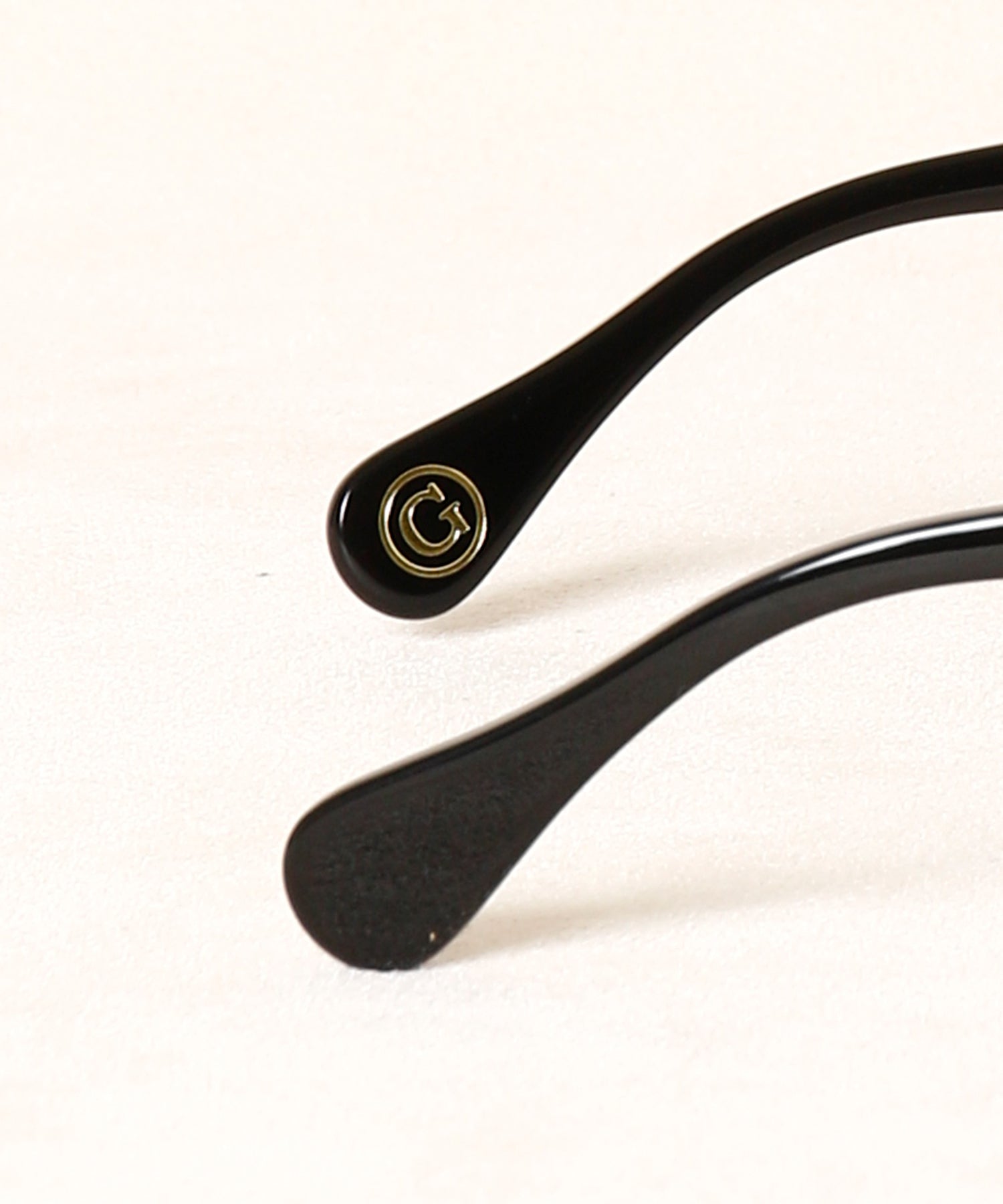 AR 48/22 Black/Gold Rivet