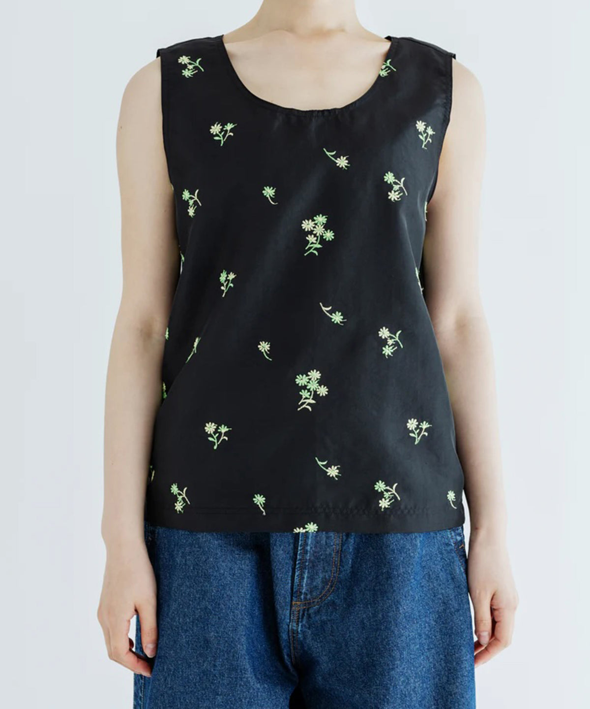 FLOWER EMBROIDERY SLEEVELESS BLOUSE