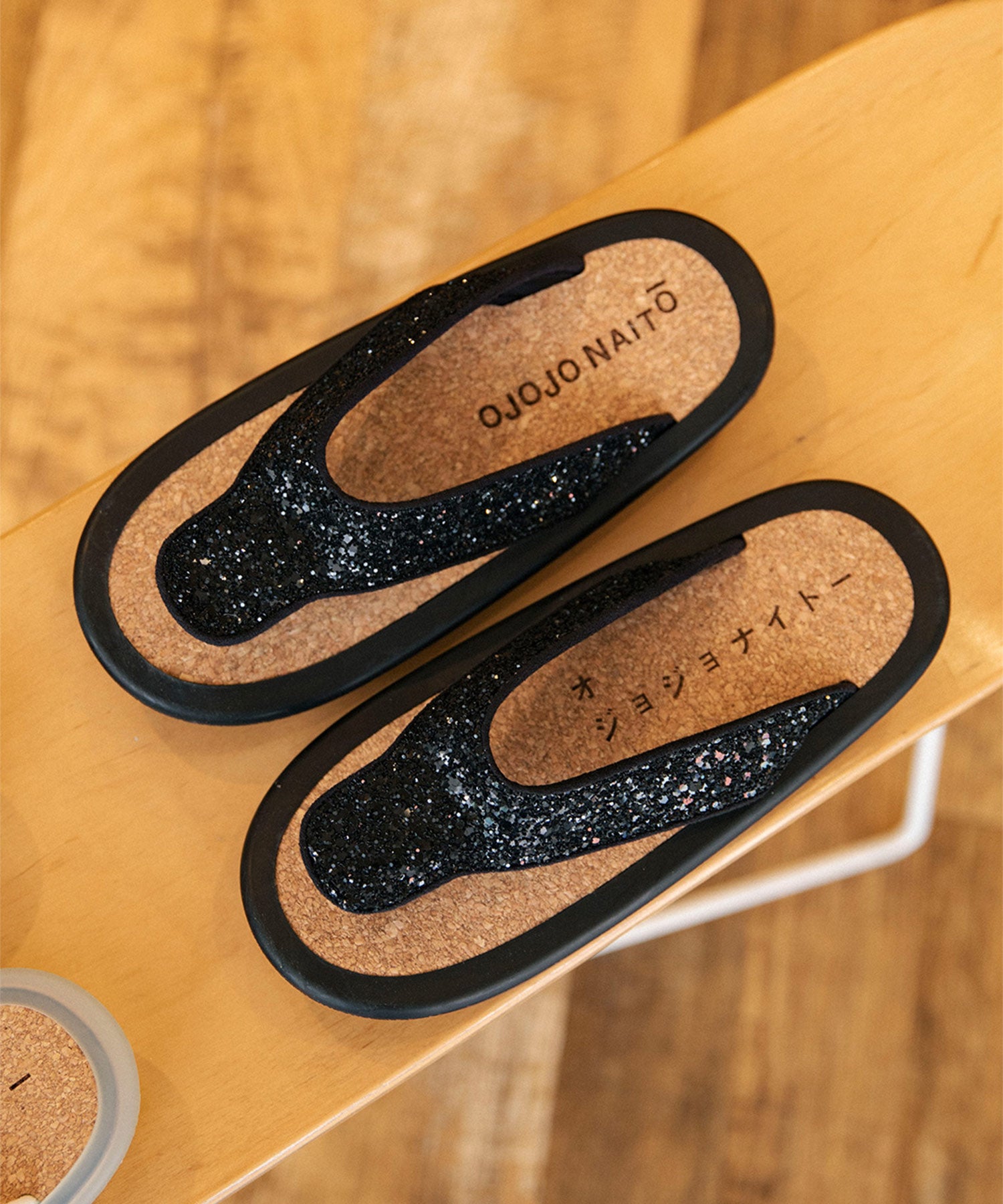 OJOJO 01 / GLITTER BLACK / CORK_LOGO