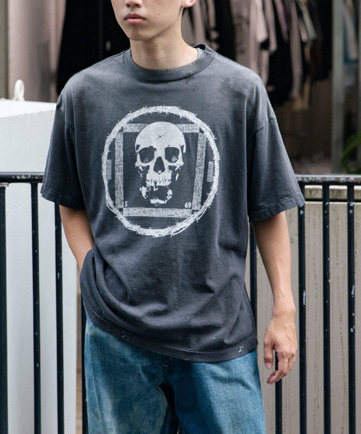 スカルがプリントされた黒いTシャツを着た男性