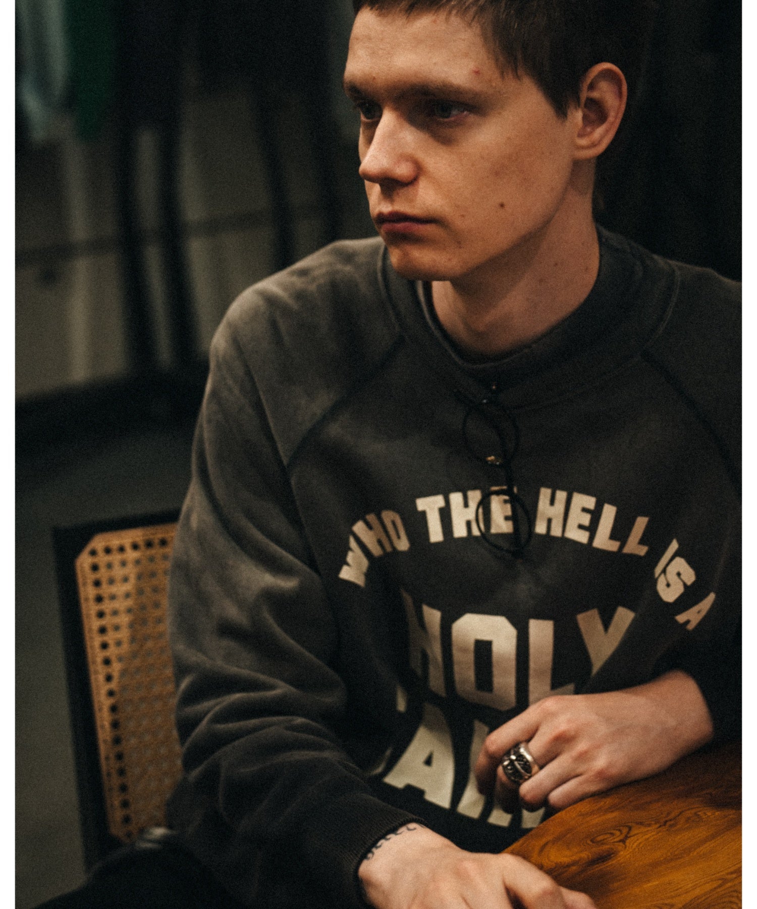 RAGLAN CRW N SWT/HOLY SAINT？/BLK