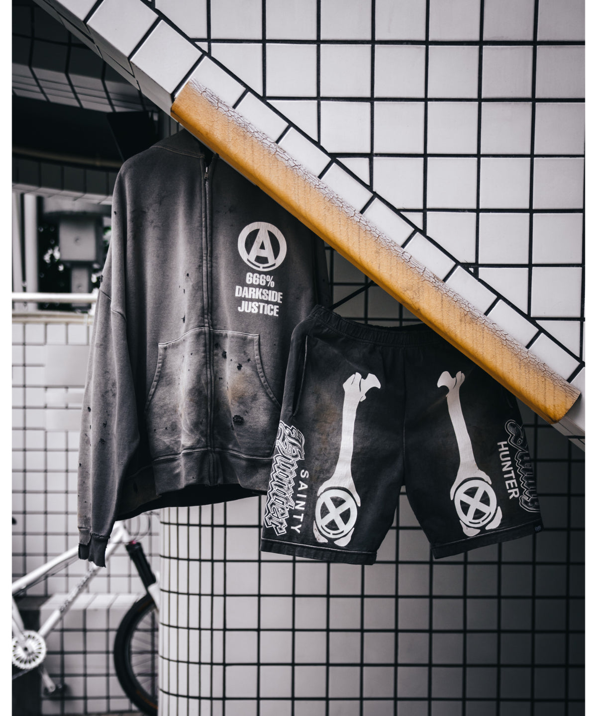 BH CUT SEW SHORTS/BONE/CHARCOAL