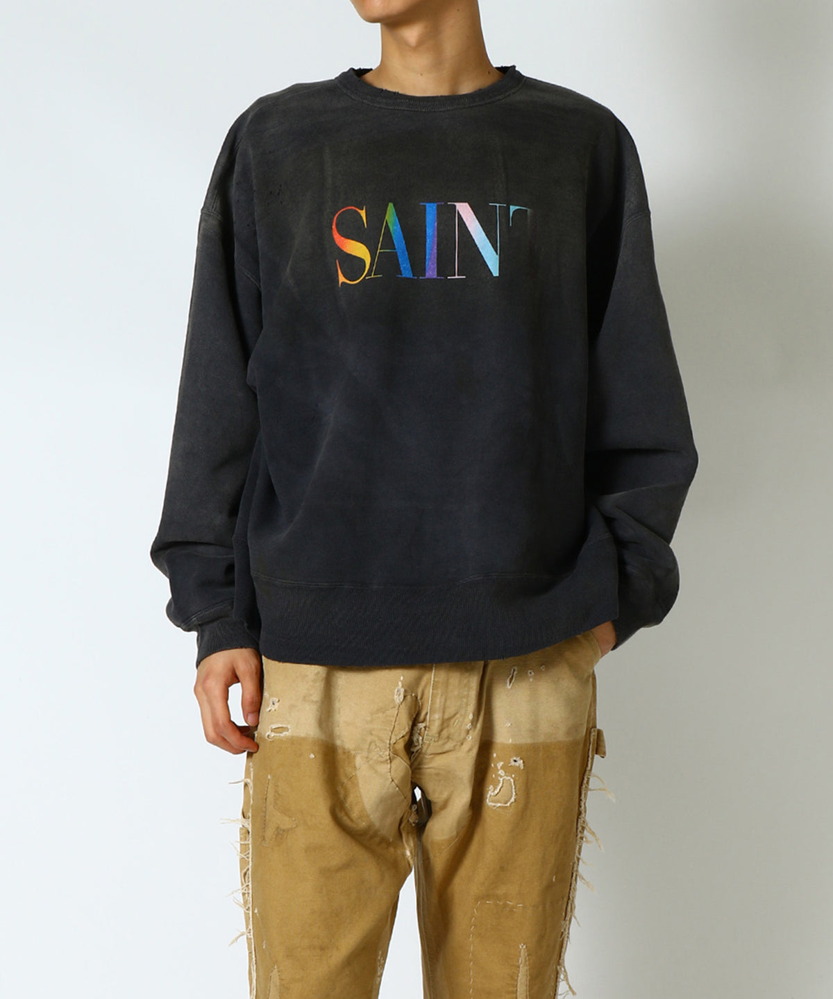 FIGURE男性スタッフ身長182cmによるSAINT CREW SWEATサイズXLの着用画・正面から撮影