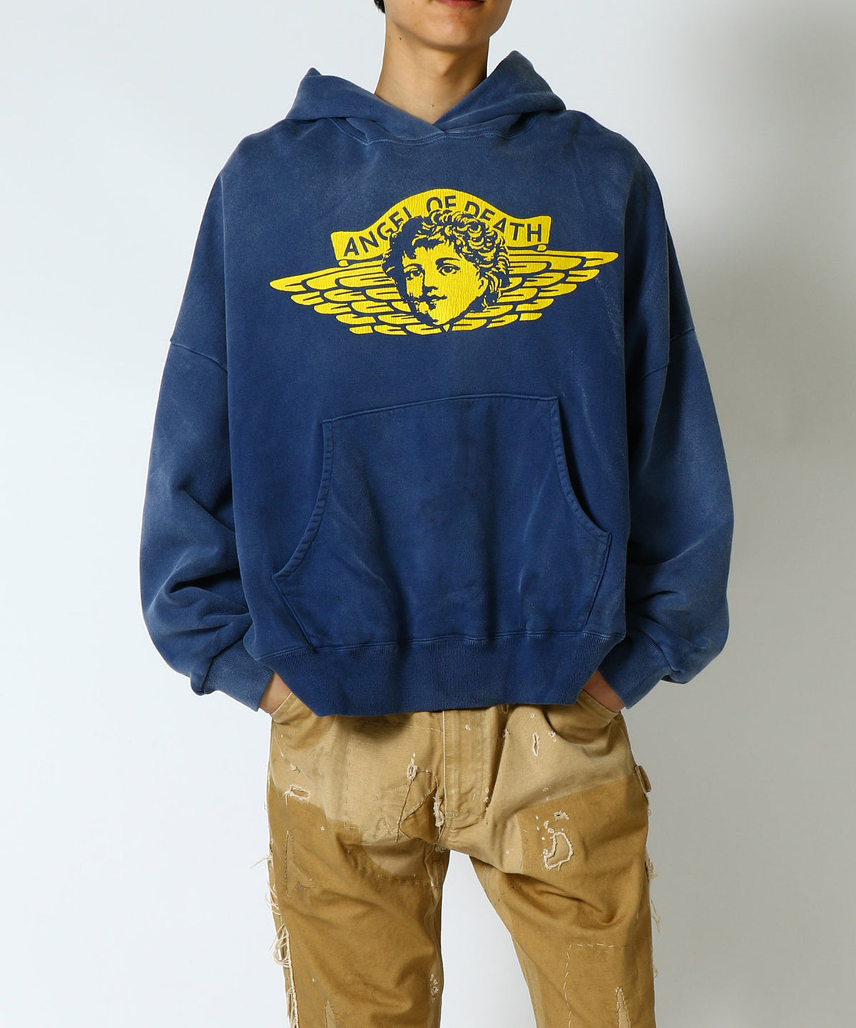 FIGURE男性スタッフ身長182cmによるHOODIE ANGELサイズMの着用画・正面1