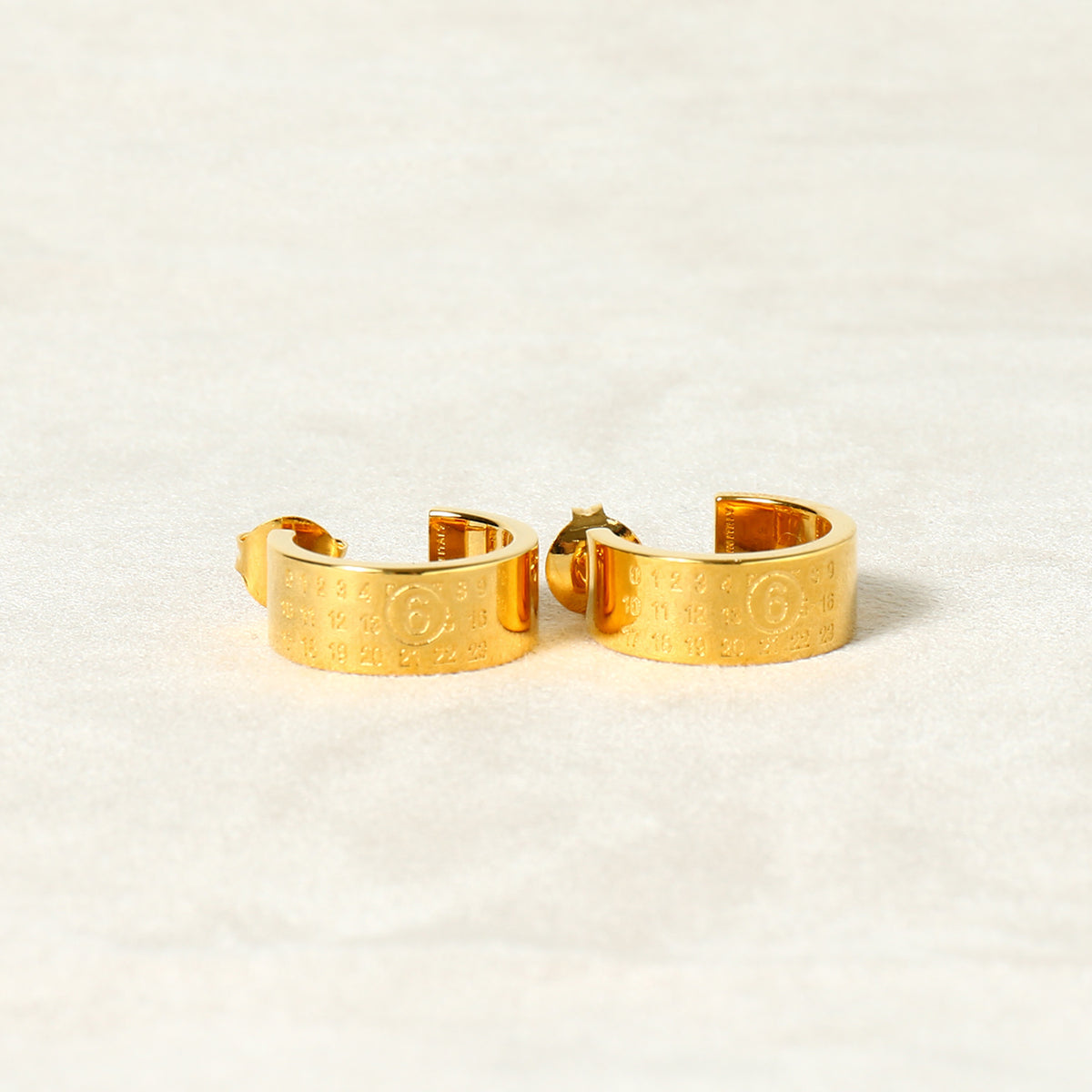 MINIMAL LOGO 8MM EARRINGS - MM6 MAISON MARGIELA (エムエム6 MINIMAL LOGO 8MM EARRINGS - MM6 MAISON MARGIELA (エムエム6