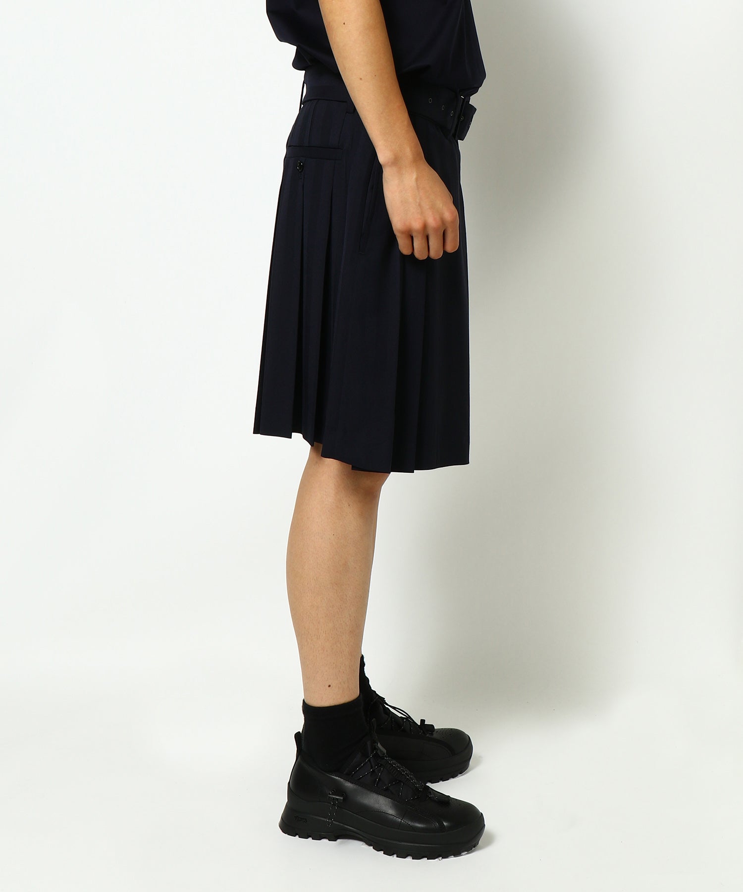 PLEATED WOOL SHORTS