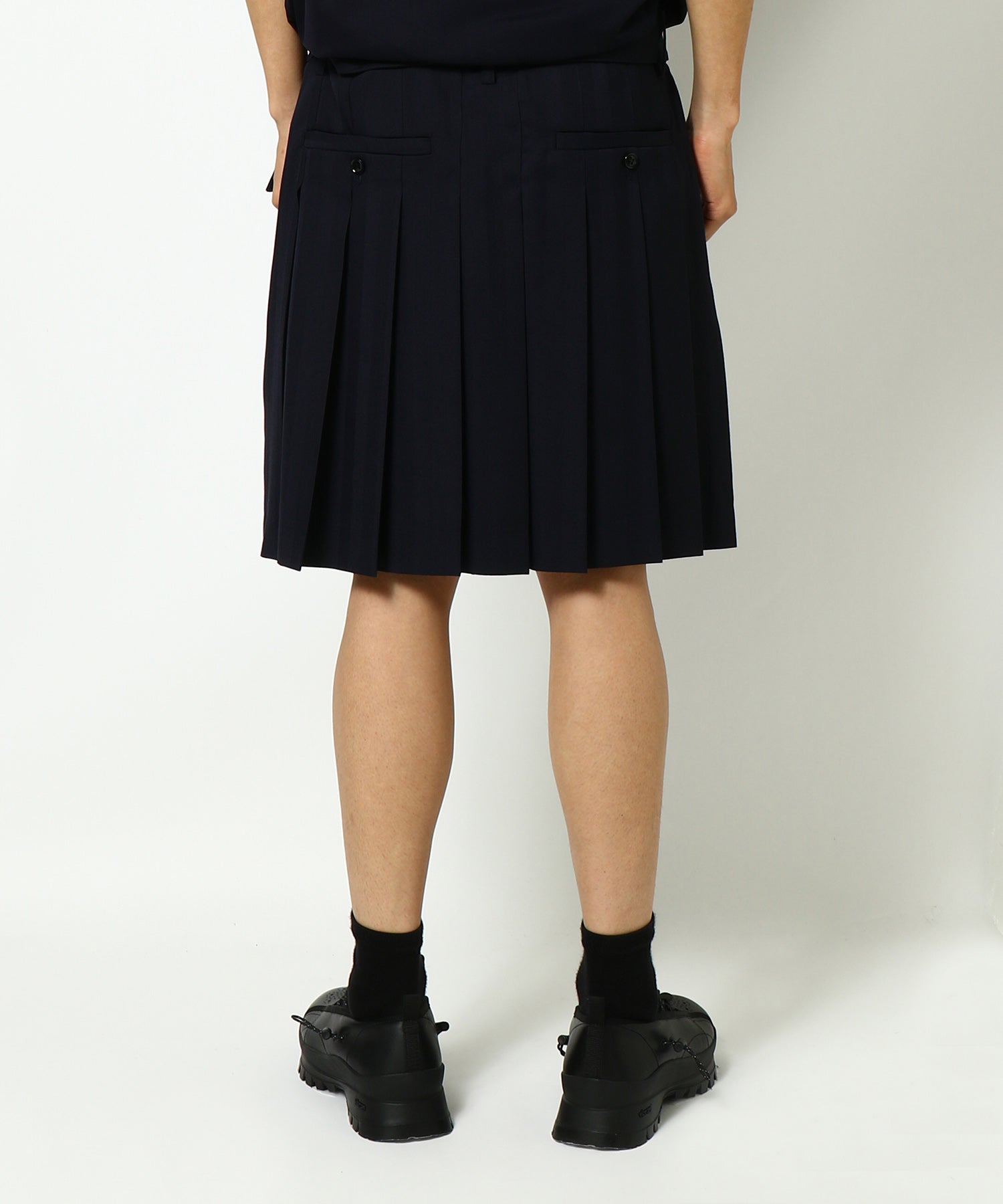 PLEATED WOOL SHORTS
