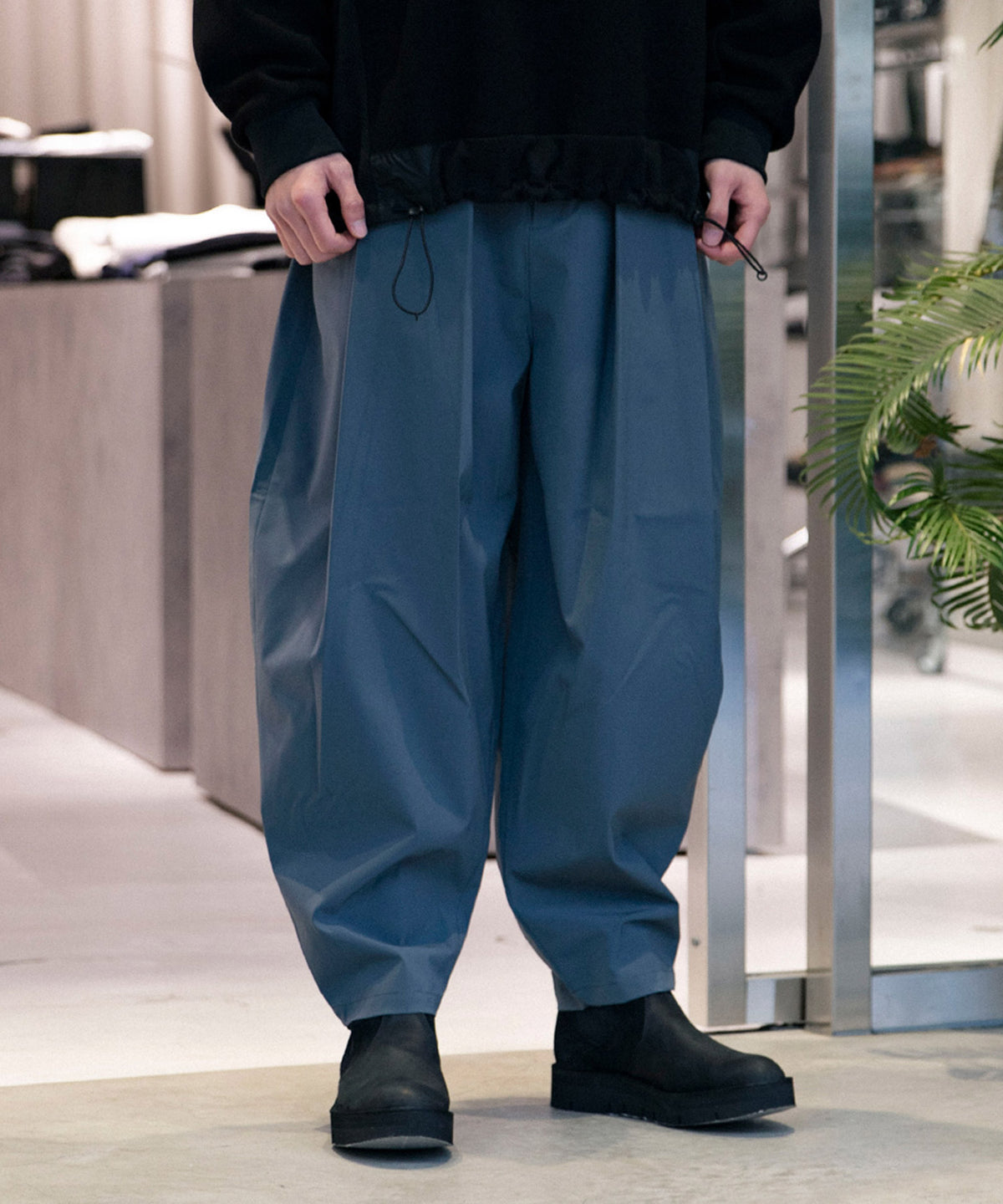 8 TUCK TAPERED PANTS