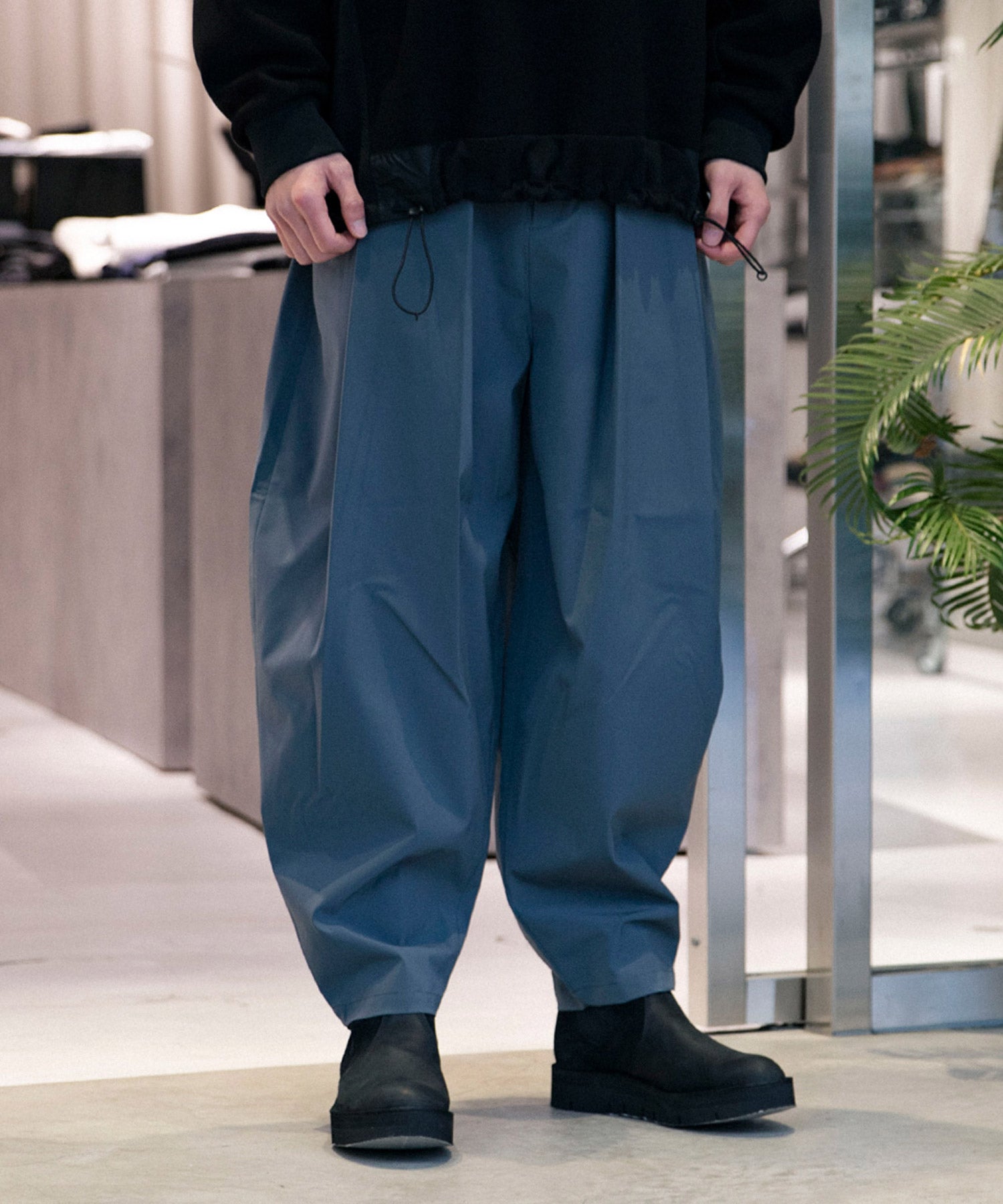 8 TUCK TAPERED PANTS