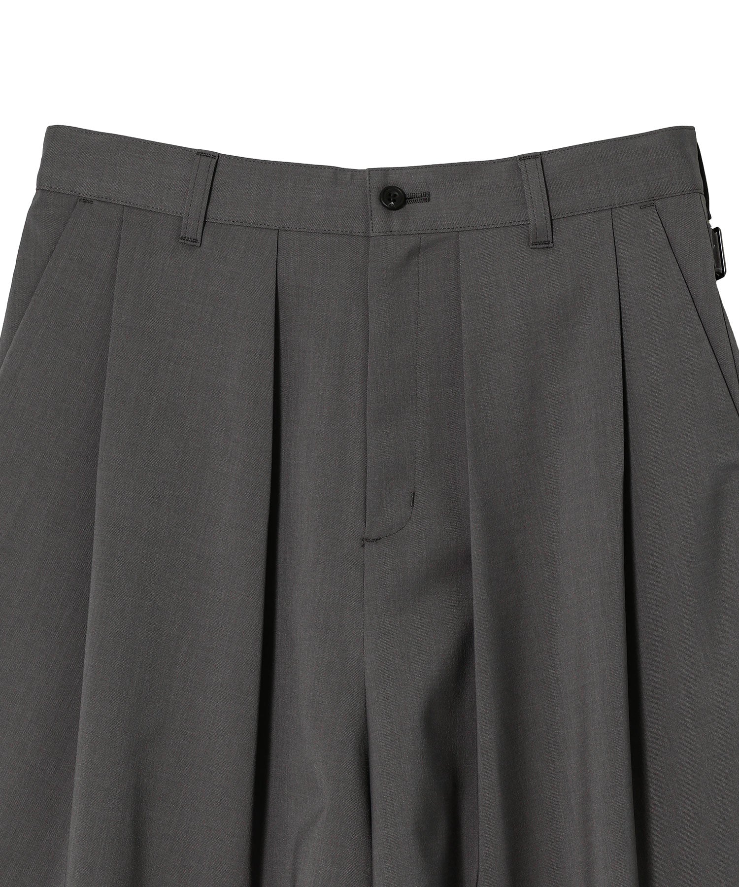 8 TUCK WIDE SHORT PANTS