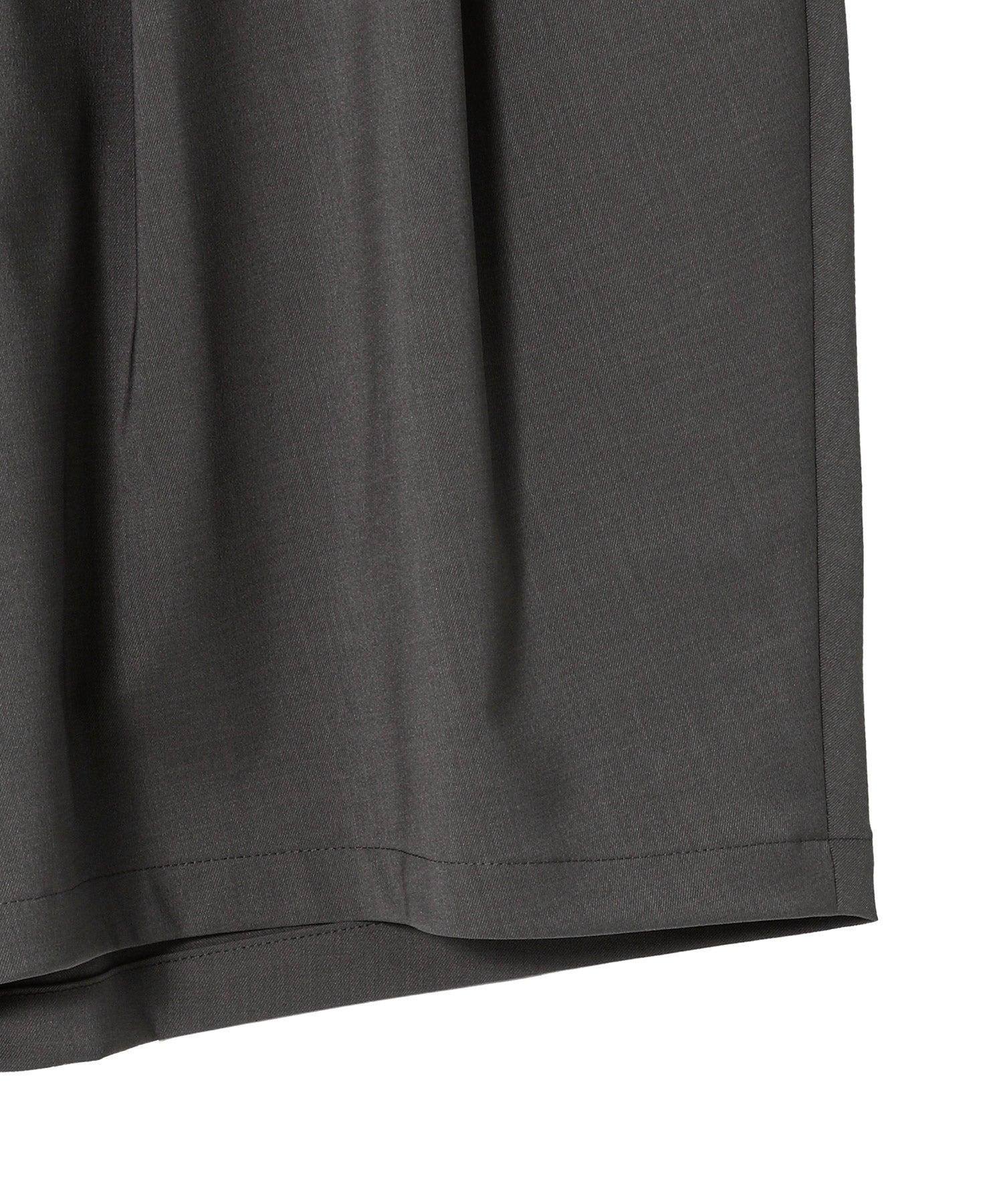 8 TUCK WIDE SHORT PANTS