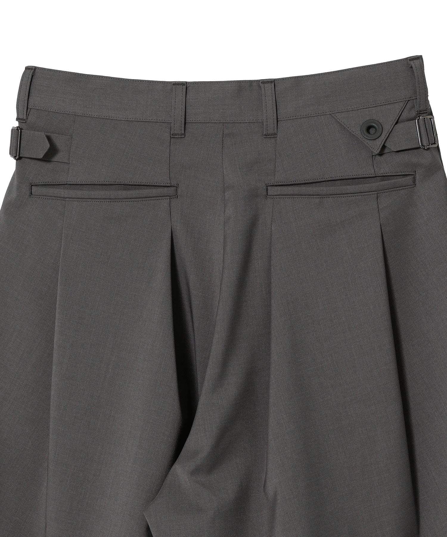8 TUCK WIDE SHORT PANTS