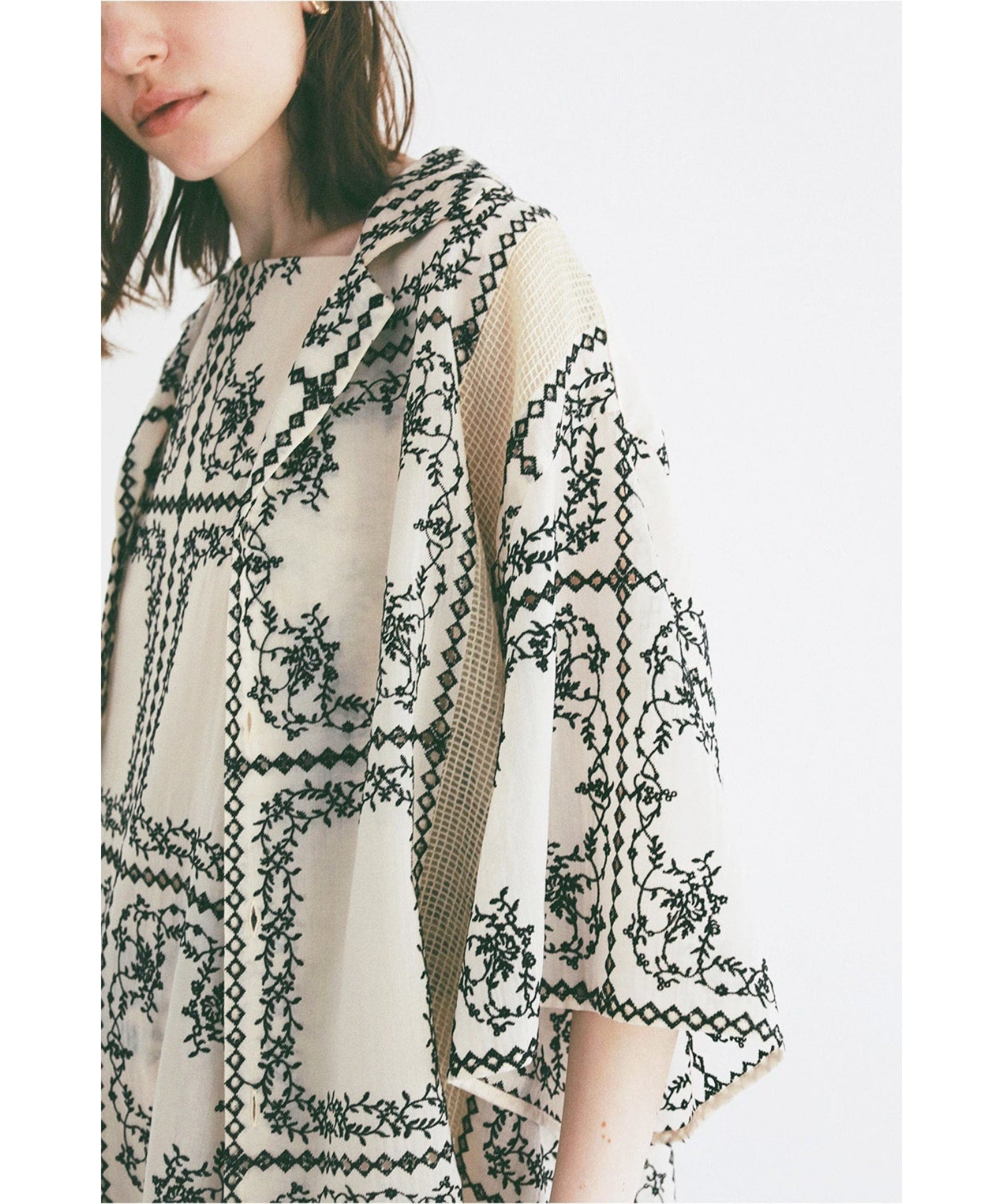 EMBROIDERY LACE BOX SHIRTS